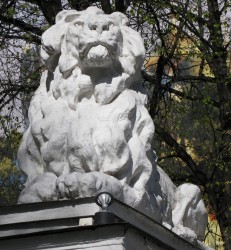 IMG_0808.JPG (430.85 КБ) 35947 просмотров Один из двух, лежащих на воротах центрального дома учёных